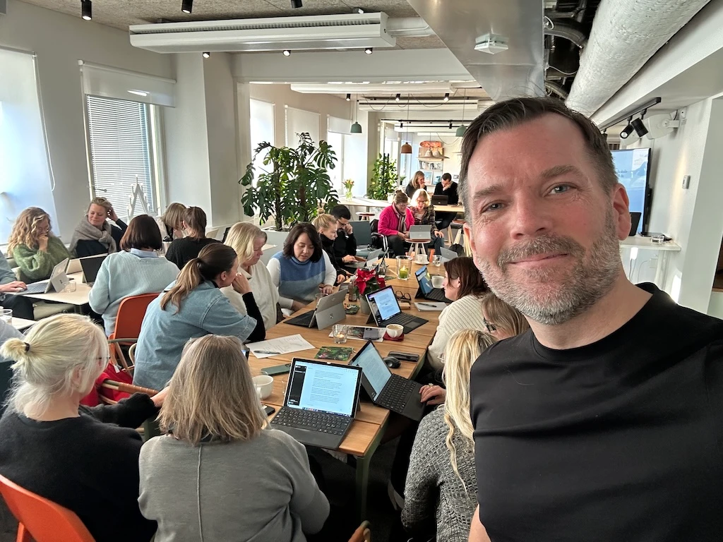 Magnus Aschan teaching AI to a group